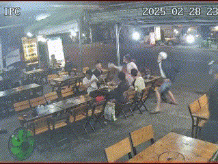Clip cô gái đập ly bia, 2 thanh niên lao vào chém 4 người ở Thủ Đức
