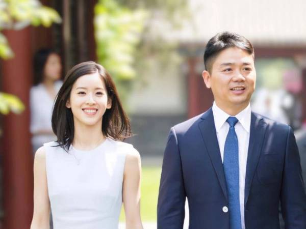 Chuyện tình lệch 19 tuổi của CEO công nghệ với 'hot girl trà sữa'