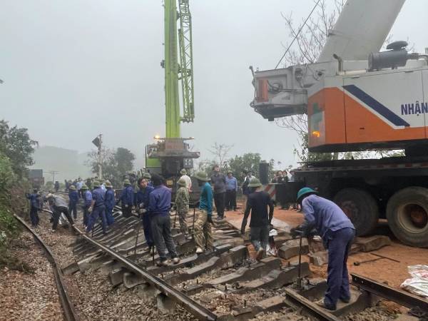 Sự cố lật tàu vì húc trúng ô tô: Sáng nay sẽ thông tuyến đường sắt Bắc-Nam