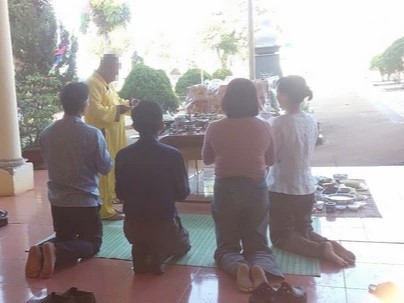 Thấy có nhiều chim lợn, trường mua vàng mã, mời thầy về cúng!