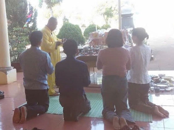 Một trường THPT phải giải trình việc thuê thầy về cúng bái giữa sân