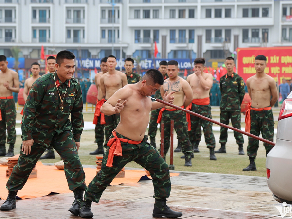 Chiến sĩ 'mình đồng da sắt' uốn cong cây sắt qua cổ