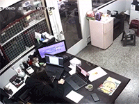Clip: Sạc dự phòng phát nổ ngay trước mặt nữ nhân viên văn phòng