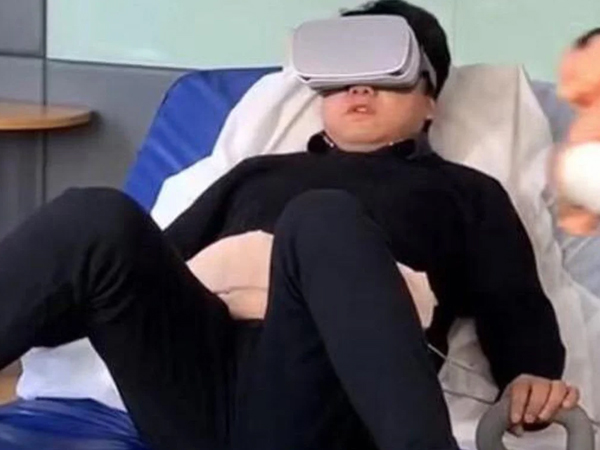 Thanh niên phải nhập viện vì 'nhập vai' để mô phỏng quá trình bạn gái sinh con