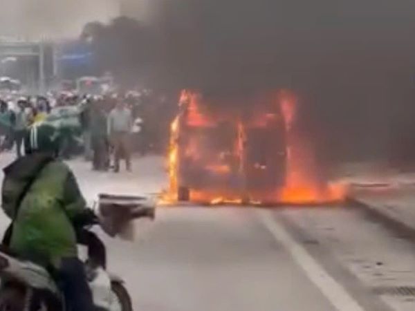 Hà Nội: Ô tô 7 chỗ bất ngờ cháy rụi khi đang chạy trên đường Giải Phóng, ùn tắc giao thông nghiêm trọng