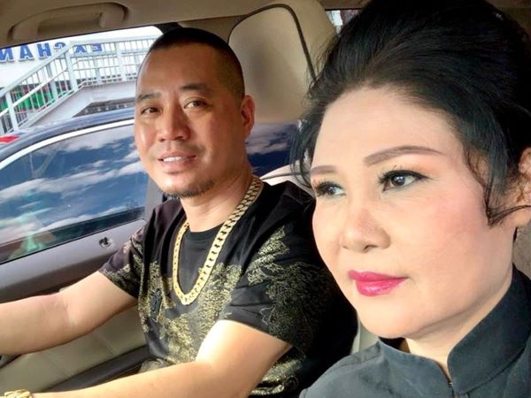 Nữ NSND nghỉ hưu vẫn được bổ nhiệm làm giám đốc, chồng kém 7 tuổi yêu chiều dù không có con chung