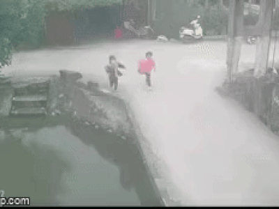 Bé gái bất ngờ rơi xuống sông khi đang đi học về, diễn biến sau đó khiến dân mạng bủn rủn chân tay