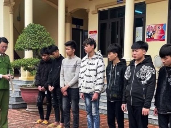 Nhầm đối thủ, nhóm 8 đối tượng dùng hung khí tấn công 2 thiếu niên