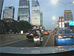 Ngồi xe máy của bố, bé trai bỗng ngã lăn xuống đường khiến tài xế đi phía sau 'bủn rủn' chân ga