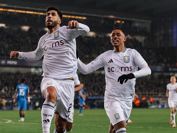 Aston Villa đặt một chân vào tứ kết Champions League