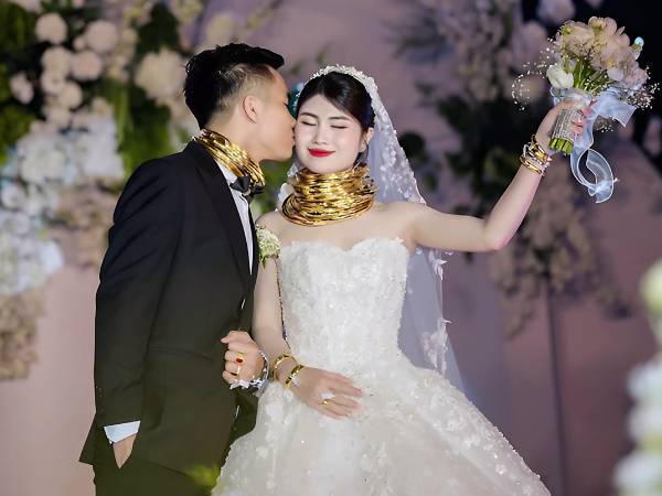 Cô dâu chú rể ở Nghệ An đeo vàng trĩu cổ, tuyên bố điều bất ngờ giữa đám cưới