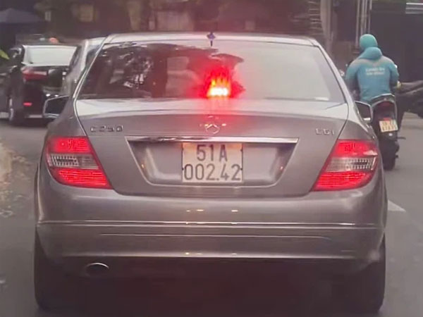 TP HCM: Xác minh ô tô hiệu Mercedes bật đèn giống đèn ưu tiên