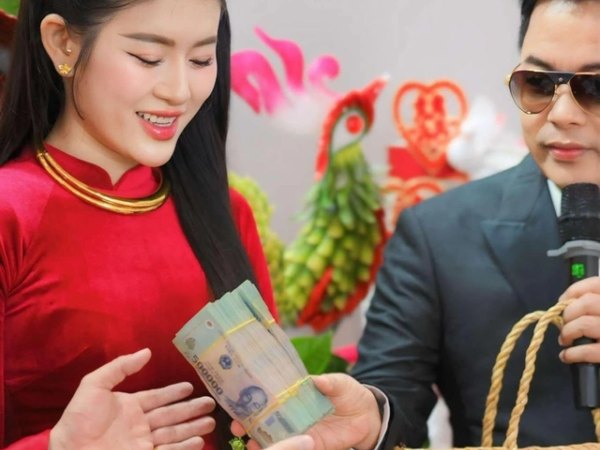 Quang Lê tặng cho người quản lý nửa tỉ đồng làm của hồi môn