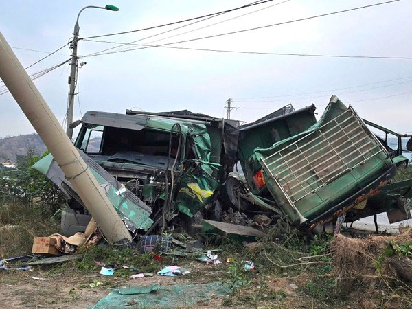 Quảng Ninh: Hai xe tải biến hình kỳ quái sau cú đấu đầu kinh hoàng