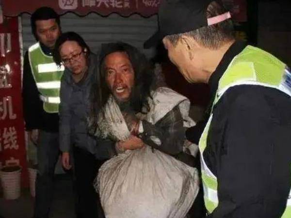 Nam sinh là thủ khoa toàn tỉnh bỗng biến mất bí ẩn, 12 năm sau đi nhặt rác, ngày gặp lại, thấy bố mẹ liền la hét: 'Ông bà là ai?'