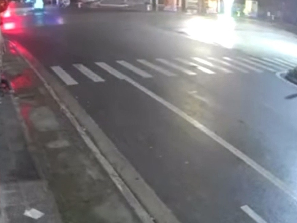 VIDEO: Xe máy kẹp 3 tông vào tường rào UBND huyện, 2 người tử vong