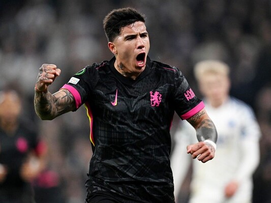 Chelsea thắng nhọc nhằn, Man United đánh rơi chiến thắng