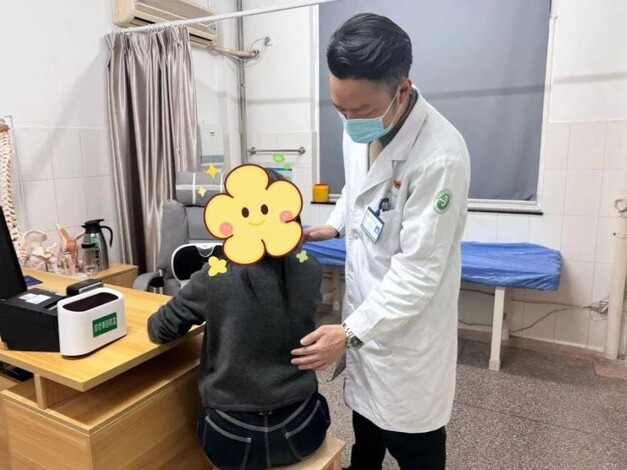 Cúi xuống nhặt đồ, cô gái bỗng nghe tiếng 'rắc': Bác sĩ nói uống cà phê kiểu này bảo sao gãy xương