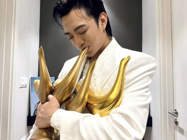 Không hổ danh fandom 'khét' nhất Vbiz: Fan SOOBIN chơi lớn, đấu giá cúp vàng gần 1 tỷ gây choáng!