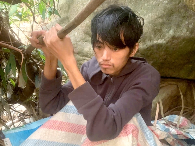 Nam thanh niên ẩn náu đến kiệt sức sau khi dùng giấy tờ giả để trốn nghĩa vụ quân sự