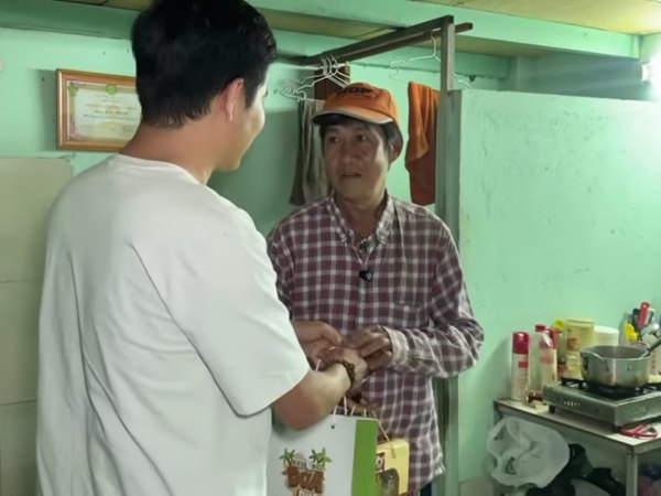 Nam ca sĩ gốc Hoa hát một show 2 cây vàng, giờ sống cô độc trong phòng trọ 15m2