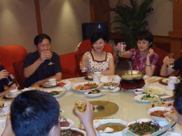 Đi họp lớp, người bạn nghèo phải thanh toán hoá đơn 140 triệu đồng: Lớp trưởng quay lại nói 1 câu khiến anh cả đời không quên