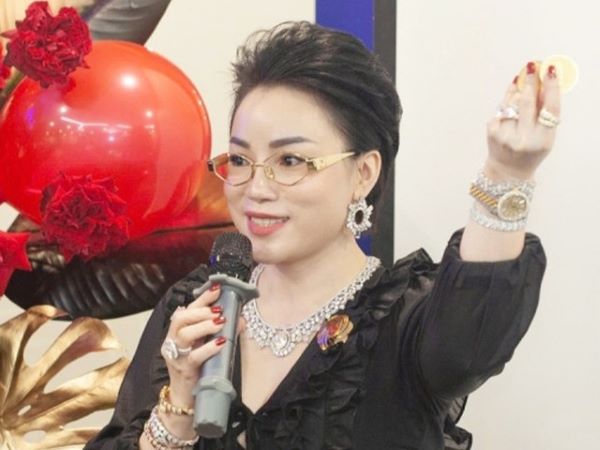 'Say sóng' giá vàng, nữ chủ tịch đi buôn vàng giả