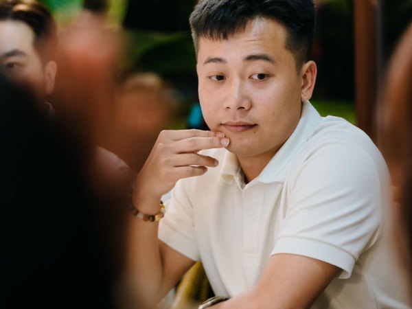 Quang Linh Vlogs bất ngờ bị 'tấn công' giữa ồn ào kẹo rau, nửa đêm lên cập nhật tình hình
