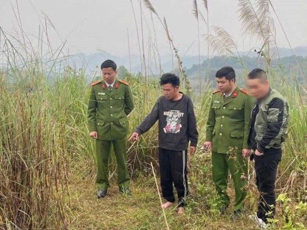 Bé gái 10 tuổi bị người đàn ông lạ mặt khống chế đưa vào bãi đất trống xâm hại