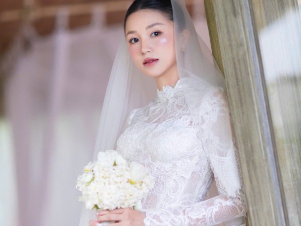 HOT: Trọn vẹn không gian lễ cưới trên biển của cặp đôi Salim - Hải Long, cô dâu bước ra từ hang đá xinh như tiên tử