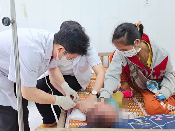 Nhiều học sinh ở một trường tiểu học vùng núi sốt cao, 1 em đã tử vong