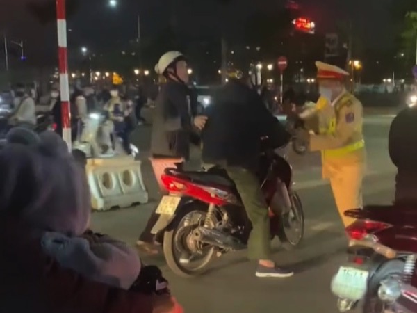 Hai người đàn ông 'trốn' đo nồng độ cồn, đấm vào mặt CSGT