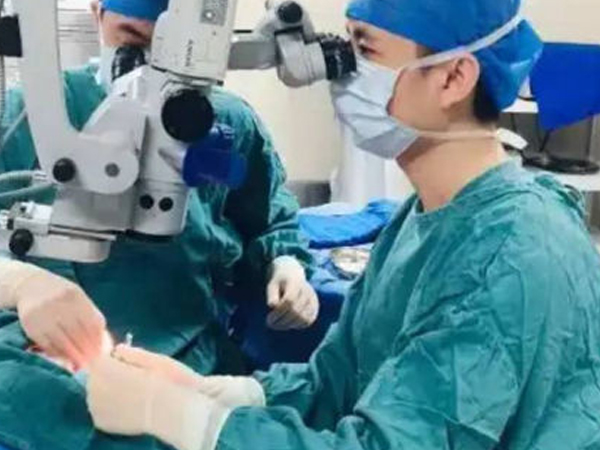Mở gói hàng mua online, người đàn ông phải nhập viện cấp cứu: Bác sĩ phát hiện cảnh tượng kinh hoàng khi soi kính hiển vi