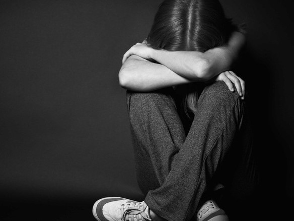 Cha mẹ bàng hoàng phát hiện sự thật sau lớp áo dài tay của nữ sinh 15 tuổi
