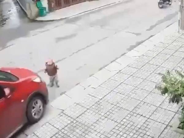 Bé trai 15 tháng tuổi bị ô tô của phụ huynh cán tử vong trước cơ sở trông trẻ