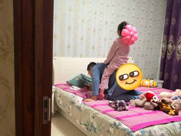 Phóng to hết cỡ bức ảnh chồng và con gái trong phòng ngủ, vợ đau lòng nhìn thứ anh cầm trên tay