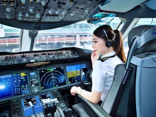 Nữ phi công xinh đẹp được mệnh danh 'nàng thơ của bầu trời'