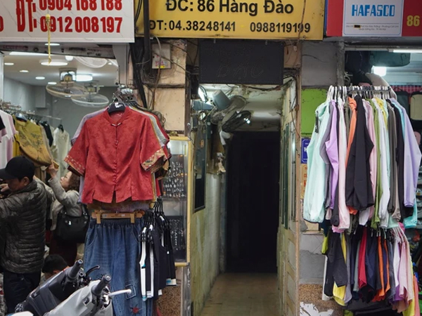 Hà Nội: Những căn nhà cũ nát nhưng có giá cả trăm tỷ là nơi ở của chục hộ gia đình, phải nấu ăn trong nhà vệ sinh