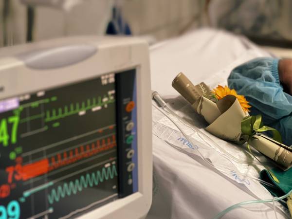 Bác sĩ tiết lộ lý do bó hoa hướng dương xuất hiện trong phòng cấp cứu