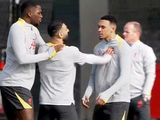 Salah xô xát cực căng với Alexander-Arnold trên sân tập Liverpool