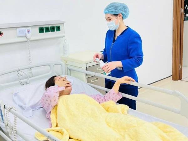 Trượt ngã khi chụp ảnh tại bãi đá sông Hồng, cô gái ở Hà Nội bị vỡ gan, thận