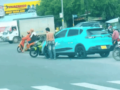 Clip người đàn ông lăm lăm hung khí, chặn xe taxi công nghệ ở TP.HCM: Nghi vợ ở trong xe?
