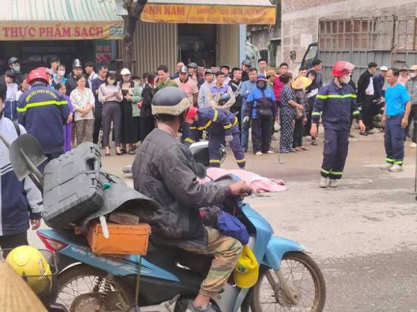 Va chạm với xe ô tô, 2 học sinh thương vong
