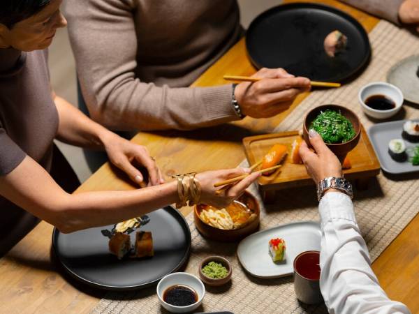 Đến nhà mẹ vợ ăn giỗ, bà gắp vào bát anh rể cái đùi gà to rồi gắp cho tôi một thứ KHÓ CHẤP NHẬN