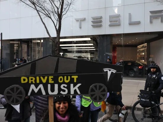 Vì sao xe của Tesla bị tấn công, văn phòng và trạm sạc bị phá hoại trên khắp nước Mỹ?