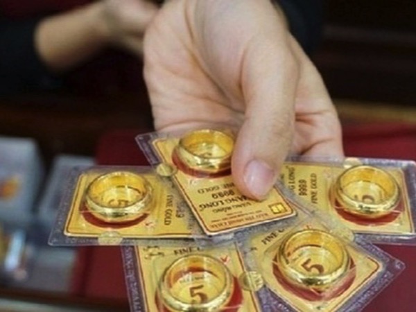 Vàng nhẫn tăng đỉnh nóc, nhiều người 'sang tay' ngay cửa tiệm
