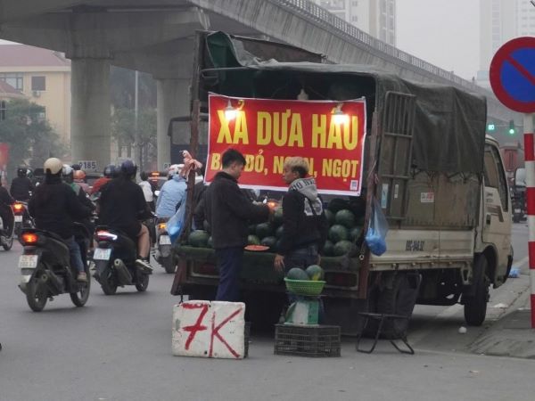 Nhan nhản sạp hàng tự phát ngang nhiên lấn chiếm lòng đường: Cơ quan chức năng ở đâu?