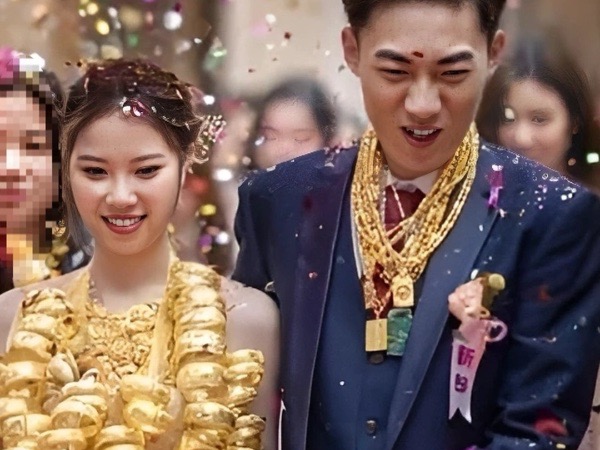 Cô dâu 'gây sốt' khi đeo 100 chiếc vòng vàng trĩu cổ, dân mạng chúc mừng xin vía