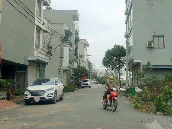 Đi xuất khẩu lao động, gửi tiền về nhờ bố mẹ mua mảnh đất Hà Nội với giá 10 triệu/m2, giá đất bên cạnh bất ngờ tăng vọt hơn 20 lần: 'Thật may mắn vì lúc đó tôi lựa chọn mua đất'