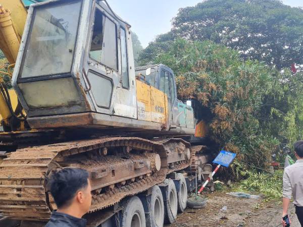 Xe đầu kéo chở 4 máy múc lao vào nhà dân ven quốc lộ